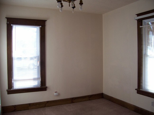 Building Photo - 501 N Hesperia St