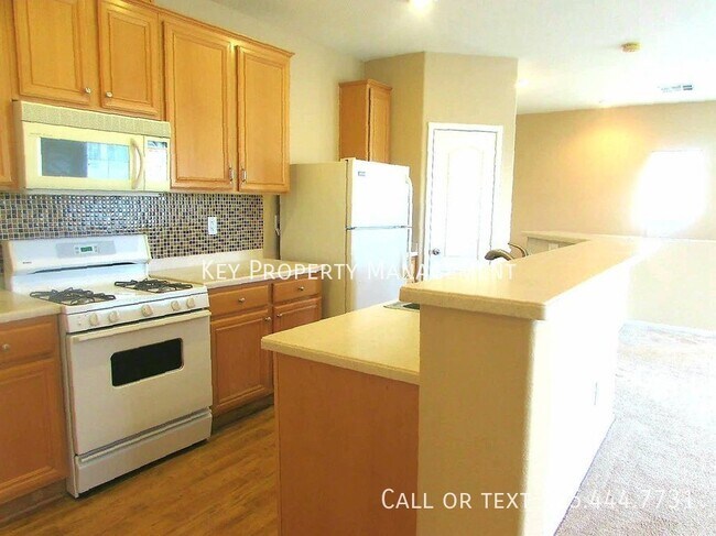 Building Photo - 2 BEDROOM 2 BATH TOWN-HOME WITH 1 CAR GARA...