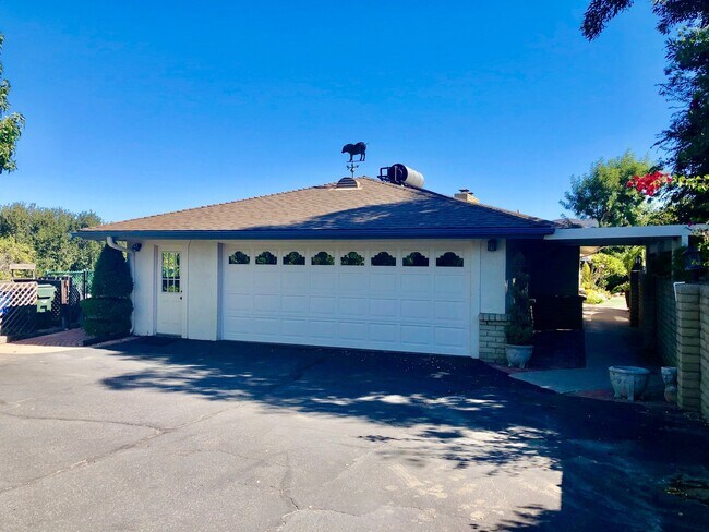 Foto del edificio - Beautiful Custom Home in Fallbrook, just m...