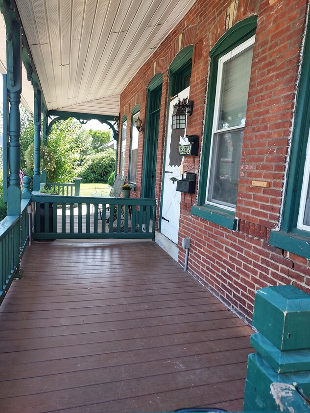 Front porch/private entrance - 549 Washington St