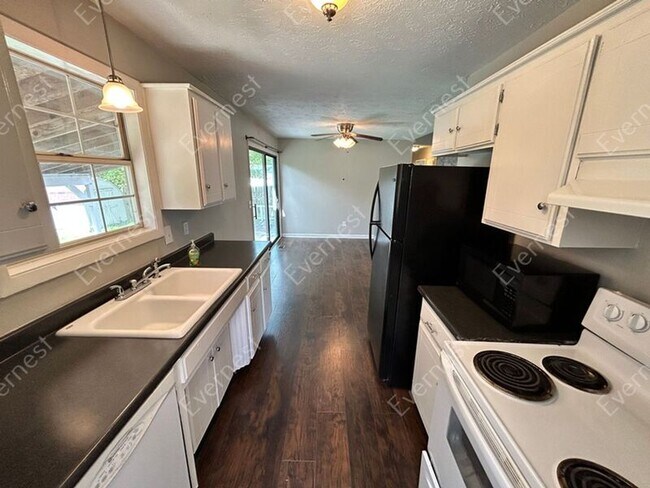 Building Photo - 637 Blake Moore Dr