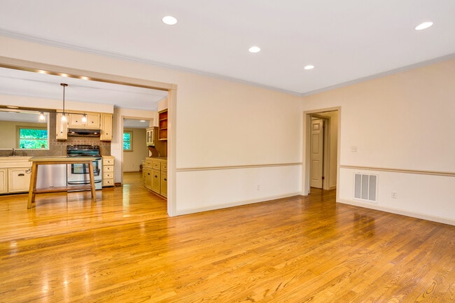 Building Photo - 817 Ravine Rd