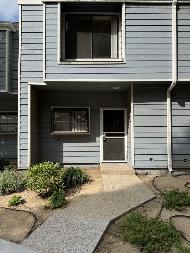 Foto del edificio - Central Camarillo Condo now Available