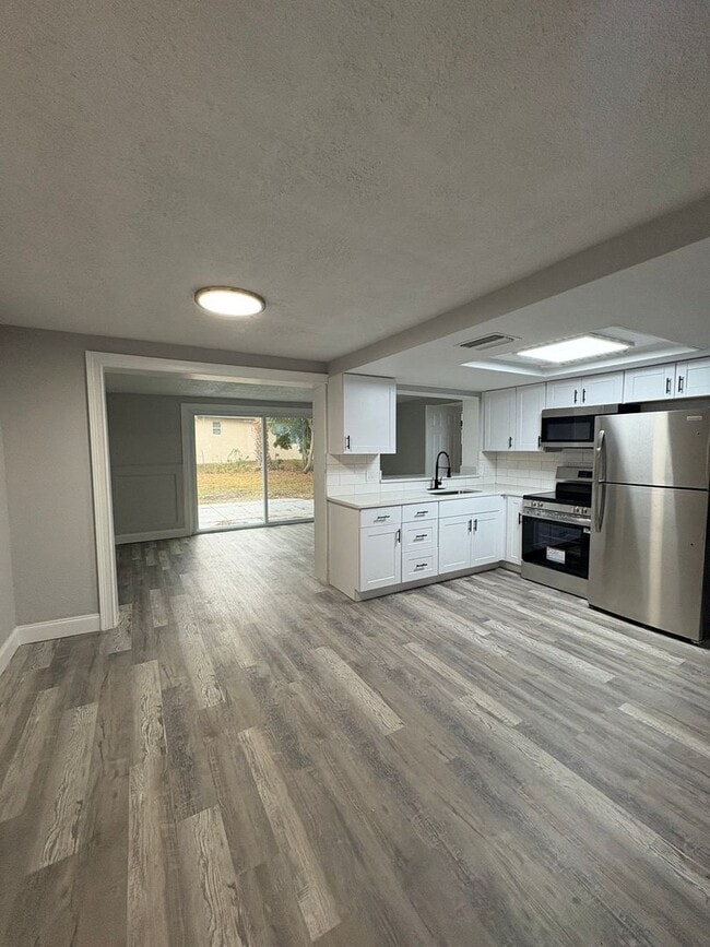 Building Photo - Fully Remodeled 3bed/2bath  Home with Bonus Room & Modern Upgrades