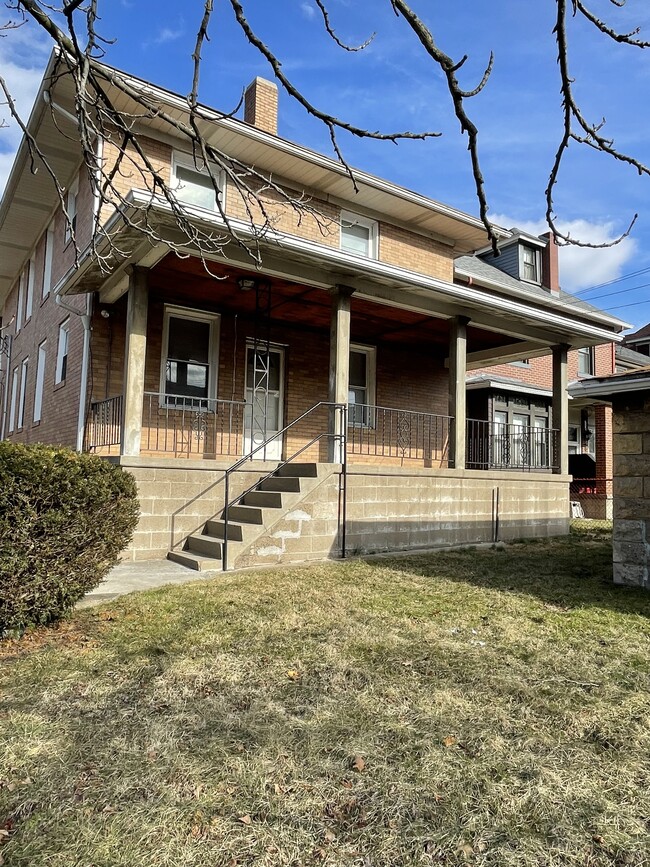 Building Photo - 1300 Laclair Ave