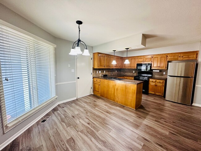 Foto del edificio - {10709}  Spacious Overland Park Duplex + T...