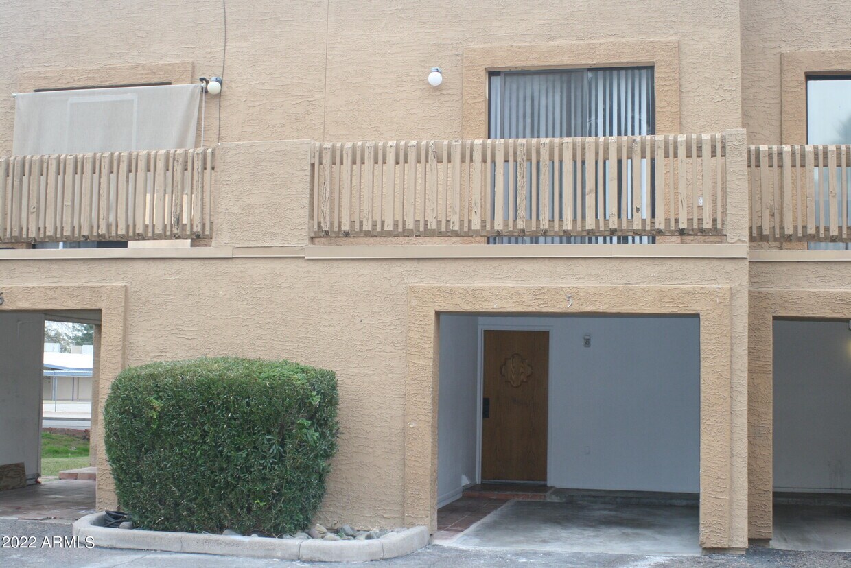 Primary Photo - 2049 W Bloomfield Rd