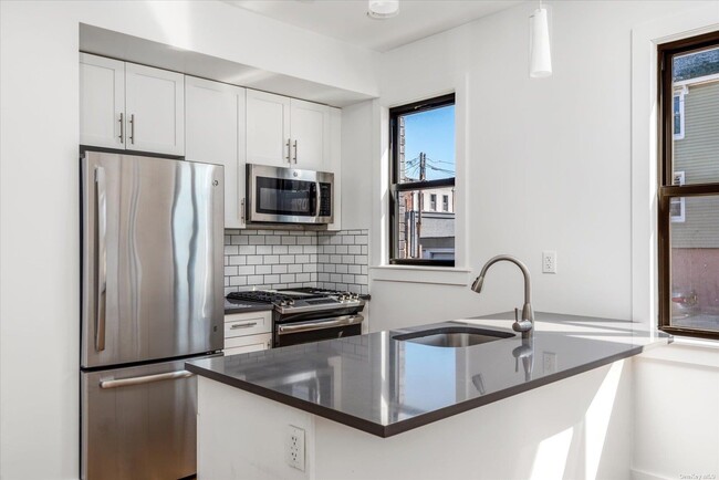 Foto del edificio - 61-21 55th St