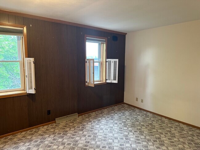 Room 1 - 420 N Cedar Ave