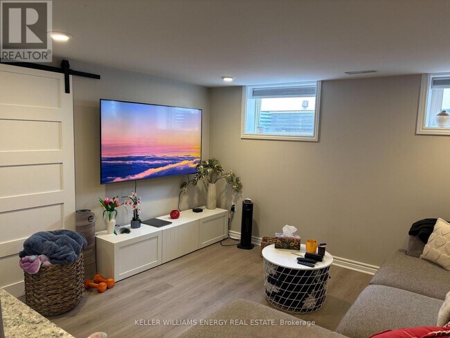 Photo du bâtiment - 168 Riverside Dr N