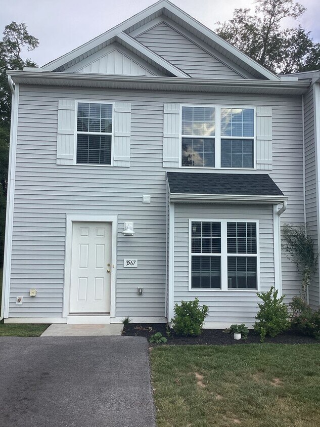 Primary Photo - Coming Soon - Spacious 3 Bedroom Home Loca...
