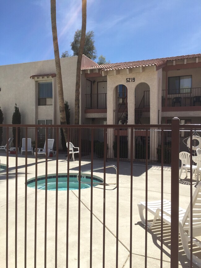 Building Photo - 5203 Caliente St