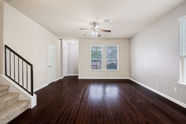 Building Photo - Charming 3 Bedroom, 2.5 Bath Townhouse in ...