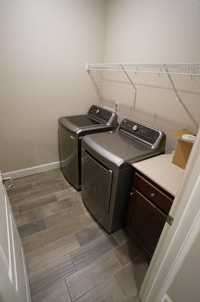 Building Photo - 10097 Quintana Dr