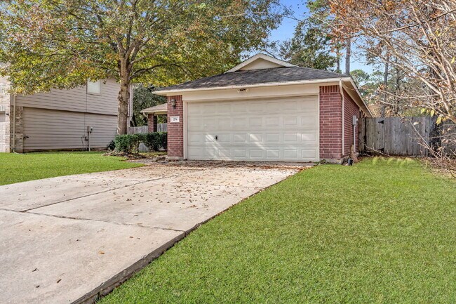 Foto del edificio - Well-maintained home located near Lake Conroe, offering the perfect balance of comfort & convenie...