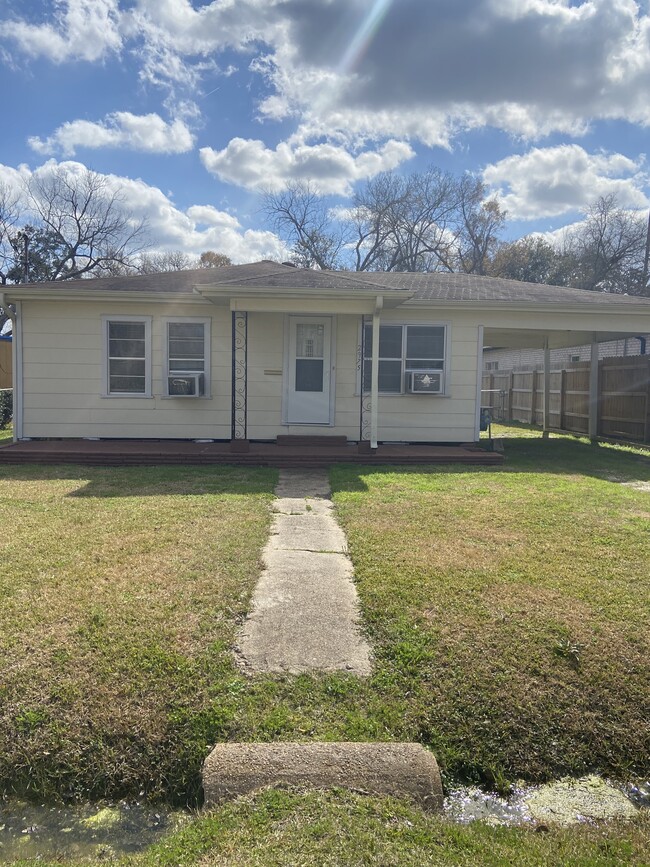 Frente de casa con estacionamiento cubierto. - 2975 Pecos St