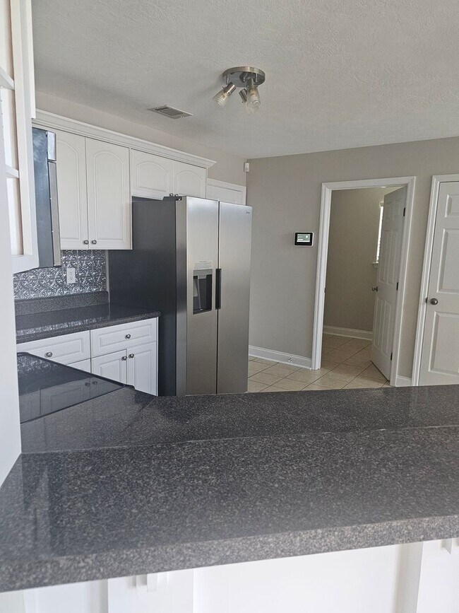 Foto del edificio - 4 Bedroom Brick Ranch