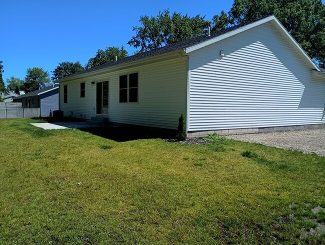 Building Photo - AVAILABLE NOW! 3 bed 2 bath Single Family home in Norton Shores!