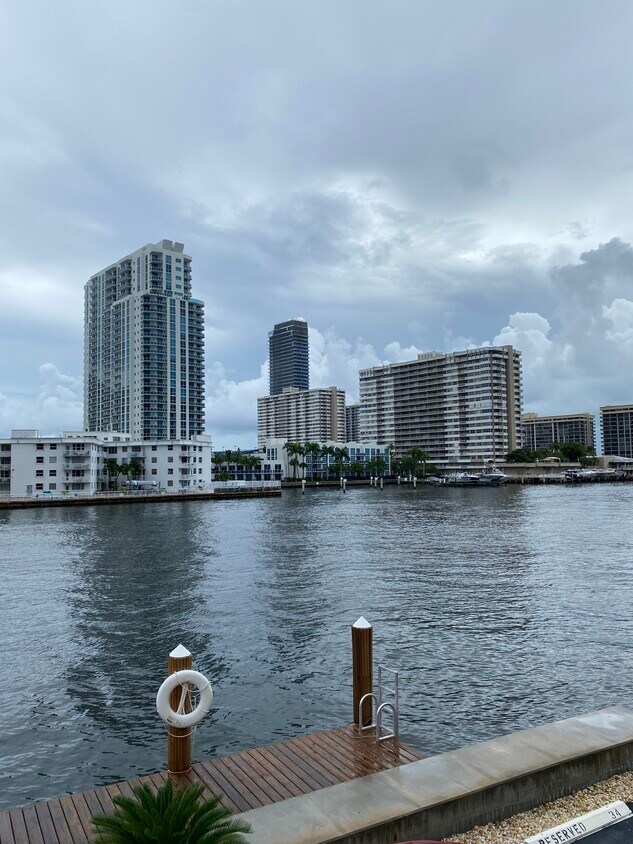 Beautiful Intracoastal 1-1 condo - 111 Golden Isles Dr