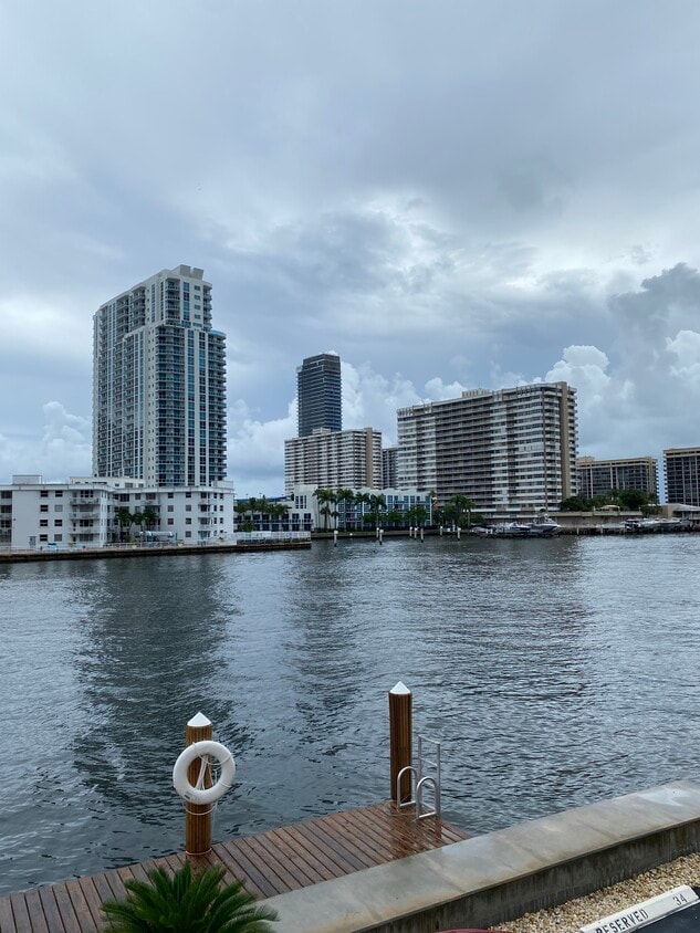 Beautiful Intracoastal 1-1 condo - 111 Golden Isles Dr