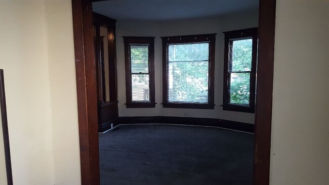 Building Photo - 1122 Wellington St