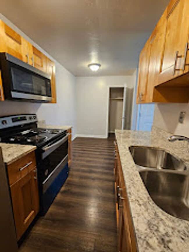 Building Photo - Two Bedroom Apartment off Rodman