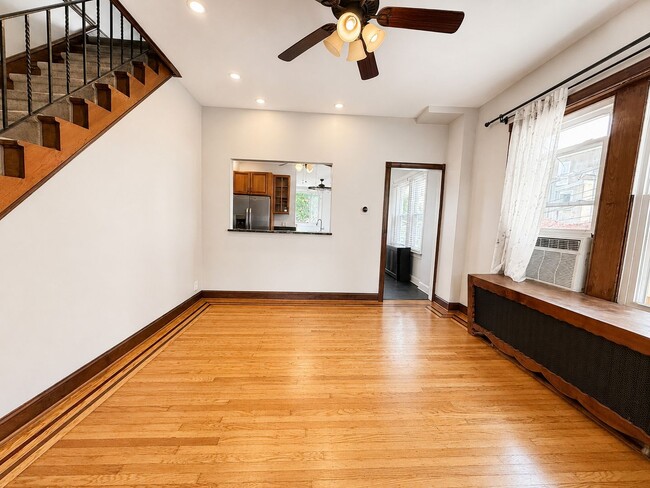 Foto del edificio - Charming Manayunk Rowhome with Private Yard & Front Porch Near Main Street