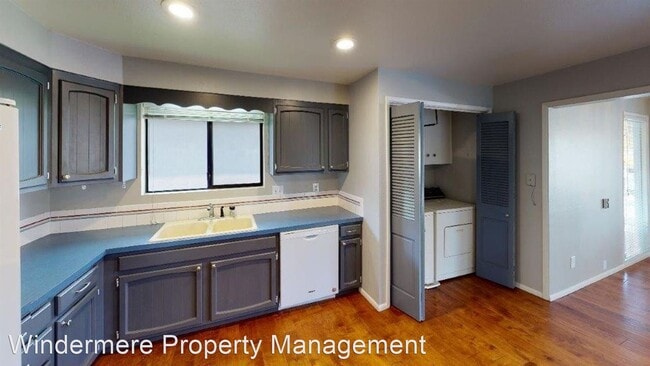 Building Photo - 3 br, 3 bath House - 692 Country Club Rd