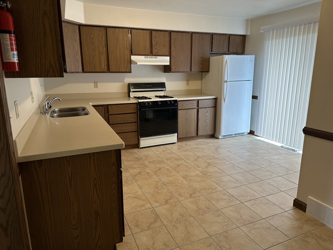 Fully applianced kitchen with newer appliances jncluding garbage disposal - 3852 Canterbury Dr