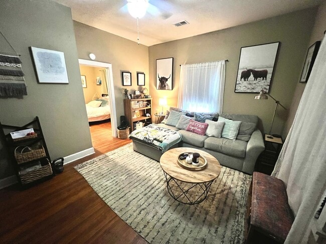 Building Photo - Historic Earlewood Park Apartment