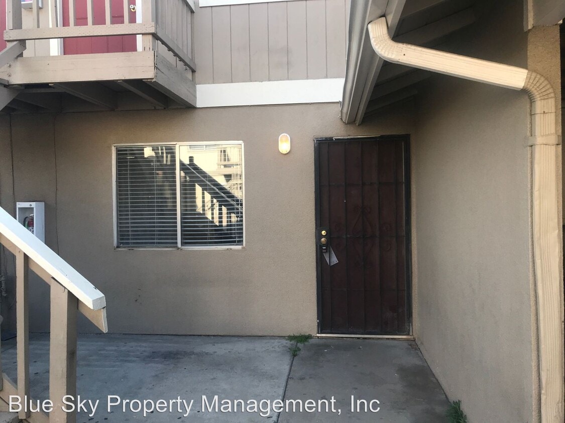Primary Photo - 802-809 Monarch Cir