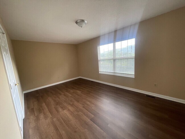 Foto del edificio - 1700 Lone Oak Rd