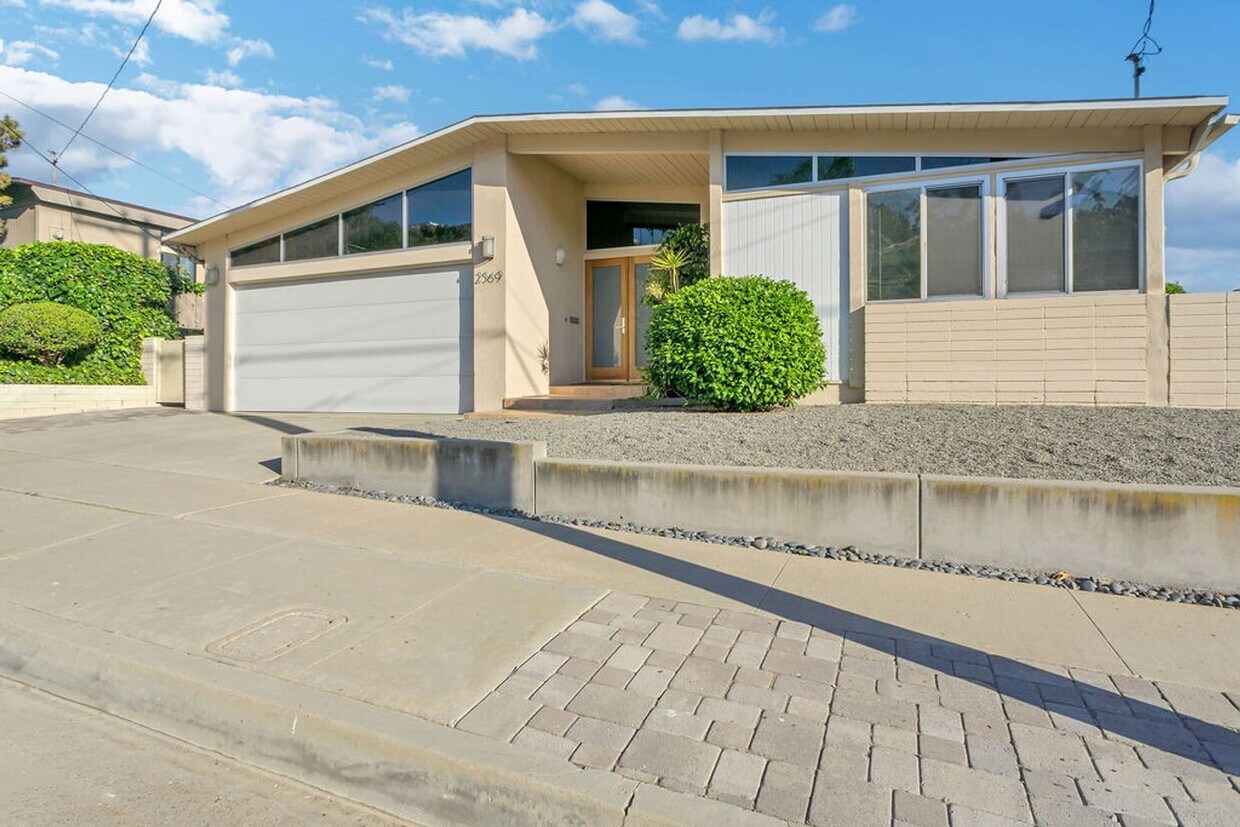 Primary Photo - Single story view home overlooking Mission...