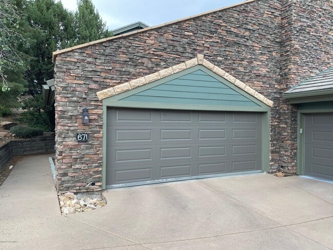 Foto del edificio - 671 Crosscreek Dr
