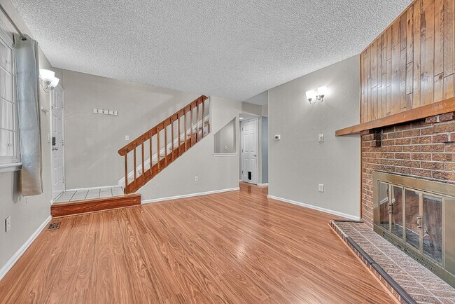 Foto del edificio - $2,350.00, 2-bed, 2.5-bath townhouse in th...