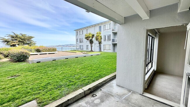 Foto del edificio - Water Views - Walk to the Water from your ...