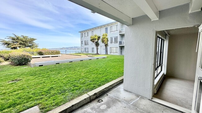 Building Photo - Water Views - Walk to the Water from your ...