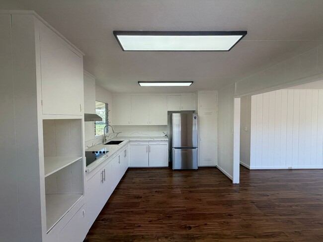 Building Photo - 3022 Makini St