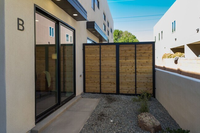 Foto del edificio - GREAT NEWER TOWNHOME DOWNTOWN!!!!!!