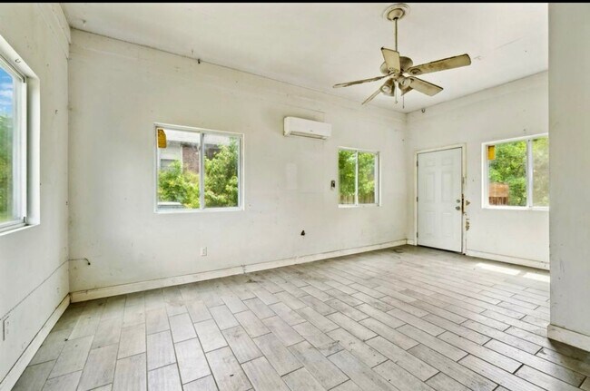 Foto del edificio - Very large 4 or 5 bedroom ranch in Donelso...