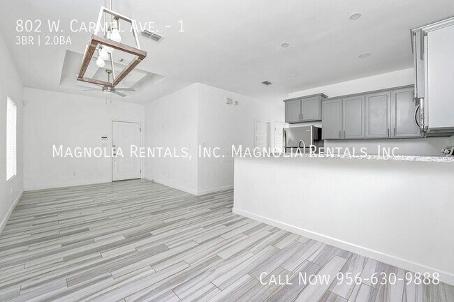 Foto del edificio - 802 W Carmel Ave