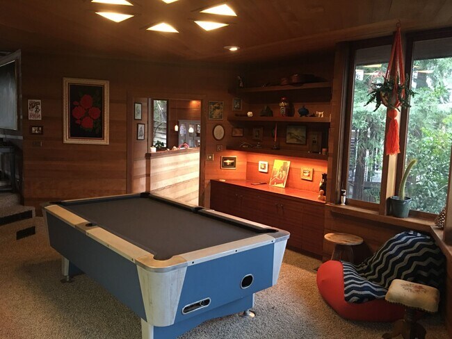 Foto del edificio - Large 5 bedroom 2 bath Home, Furnished! fu...
