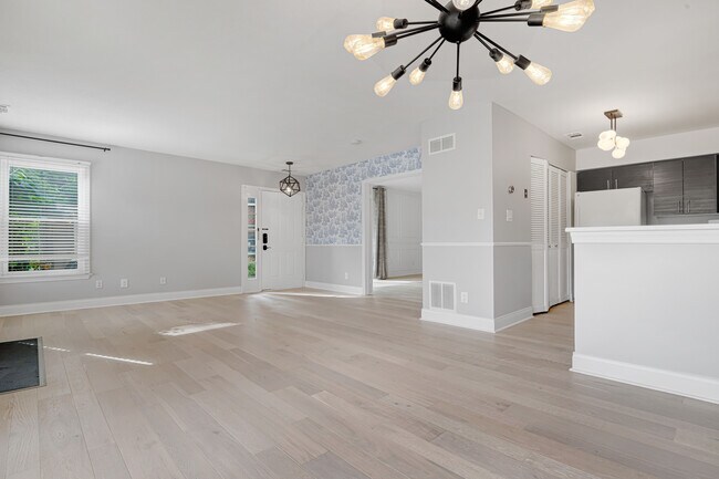 Foto del edificio - 7604 Lakeside Village Dr