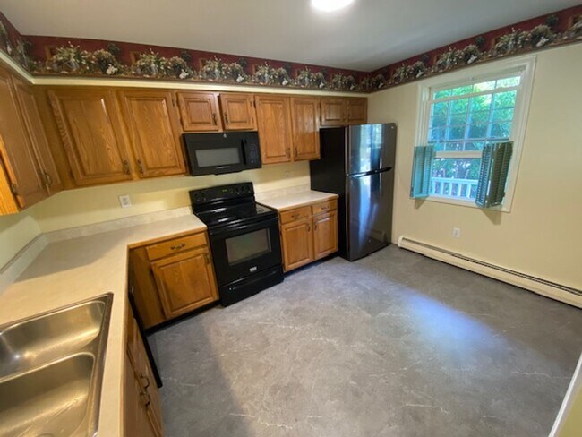 Building Photo - 4BD/1.5BA S. Burlington Townhome