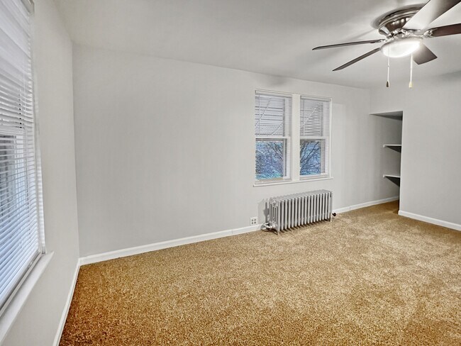 Living - 11143 S Christiana Ave