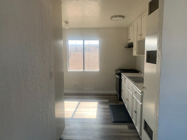 Foto del edificio - APARTMENT WITH NEW VINYL FLOORS