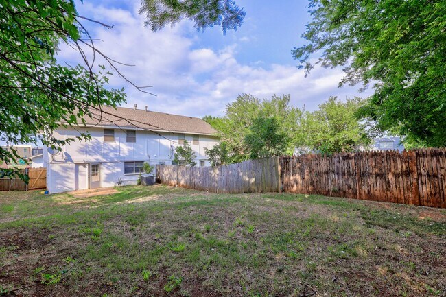 Foto del edificio - Charming Duplex with Fireplace and Prime Location Near Lake Hefner