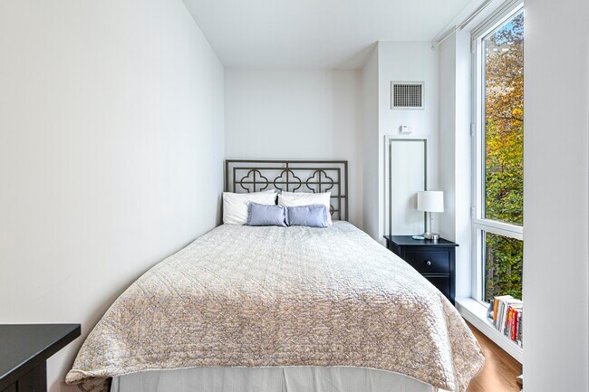 Foto del edificio - SPACIOUS, BRIGHT AND QUIET!