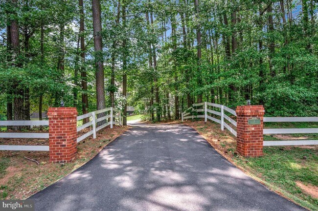 Foto del edificio - 8 Wilderness Ct