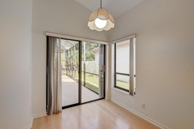 Foto del edificio - 10201 Lexington Lakes Blvd N